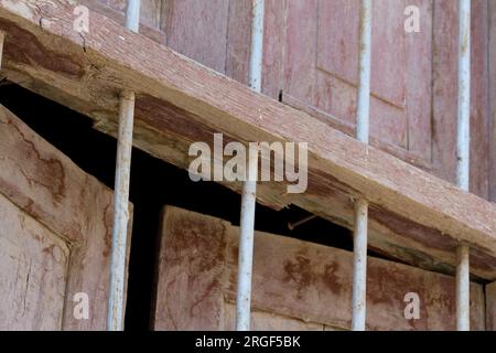 Porte e finestre in legno d'epoca dal villaggio storico arabo di riyadh in Arabia Saudita Foto Stock