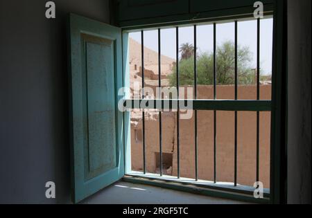 Porte e finestre in legno d'epoca dal villaggio storico arabo di riyadh in Arabia Saudita Foto Stock