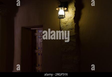 Porte e finestre in legno d'epoca dal villaggio storico arabo di riyadh in Arabia Saudita Foto Stock