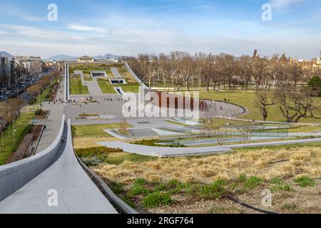 BUDAPEST, UNGHERIA - 13 MARZO 2023: Questa è una vista del tetto verde concavo dell'edificio moderno del Museo di Etnografia. Foto Stock