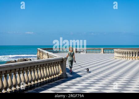 Donna con cane sulla Terrazza Mascagni a Livorno, italia Foto Stock