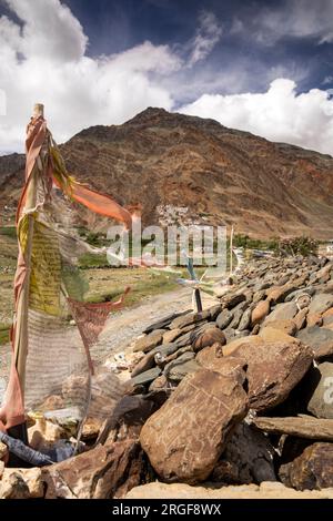 India, Ladakh, Zanskar, Karsha, muro di mani e gompa sulle colline Foto Stock