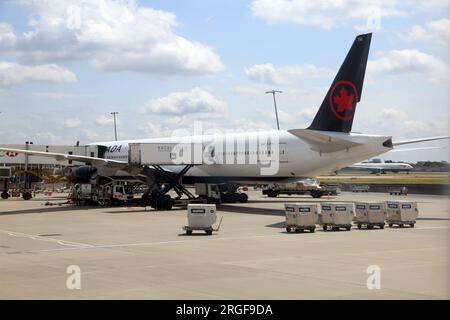 Furgone catering che carica Canada Airlines Boeing 777-300ER con Jet Bridge collegato all'aeroporto di Heathrow Terminal 2 Londra Inghilterra Foto Stock