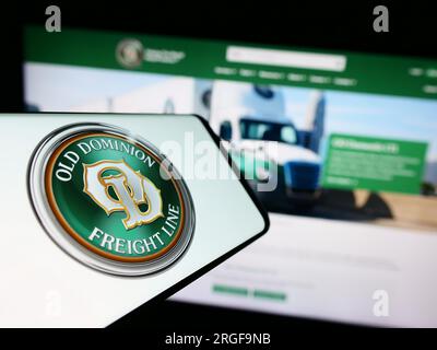 Cellulare con logo della società americana Old Dominion Freight Line Inc (ODFL) sullo schermo davanti al sito Web. Concentrarsi sul centro del display del telefono. Foto Stock