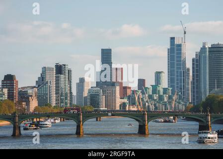 Vista del ponte di Westminster sul fiume Tamigi con paesaggio urbano sullo sfondo Foto Stock