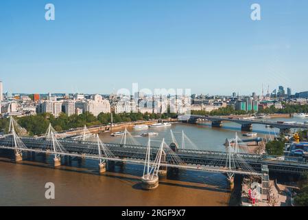 Hungerford Bridge e Golden Jubilee Bridge sul Tamigi in città Foto Stock