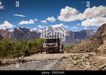 India, Ladakh, Zanskar, Abran, camion Eicher sull'autostrada per Padum sotto le cime innevate Foto Stock
