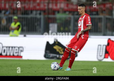 Monza, Italia. 8 agosto 2023. Davide Bettella dell'AC Monza controlla la palla durante la partita del trofeo Silvio Berlusconi tra AC Monza e AC Milan allo UPower Stadium l'8 agosto 2023 a Monza, Italia. Crediti: Marco Canoniero/Alamy Live News Foto Stock