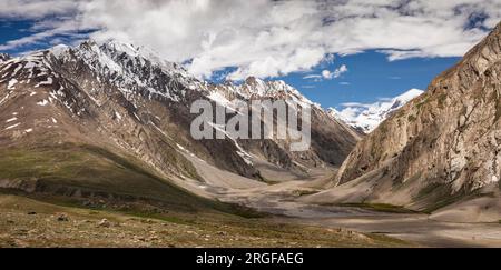 India, Ladakh, Zanskar, pensi la, cime innevate dal passo Penzila di 436', panoramica Foto Stock