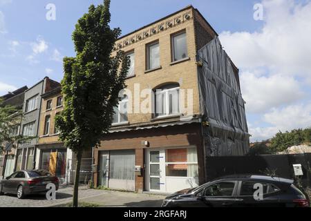 Vilvoorde, Belgio. 9 agosto 2023. L'immagine mostra la piazza in cui una persona è morta ieri dopo una lotta, nella via Kolveniersstraat a Vilvoorde, mercoledì 9 agosto 2023. Ieri la polizia ha invaso un edificio occupato, dove hanno trovato il pesante corpo mutilato di una persona. 14 persone armate di pipistrelli e coltelli furono arrestate. BELGA PHOTO NICOLAS MAETERLINCK Credit: Belga News Agency/Alamy Live News Foto Stock