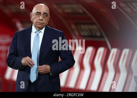 Monza, Italia. 8 agosto 2023. Adriano Galliani Vice Presidente e Amministratore delegato di AC Monza guarda al Trofeo Silvio Berlusconi tra AC Monza e AC Milan all'UPower Stadium l'8 agosto 2023 a Monza, Italia crediti: Marco Canoniero/Alamy Live News Foto Stock