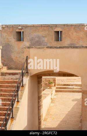 ALMERIA, SPAGNA - 28 MARZO 2023 Castillo de Guardias Viejas, un castello situato nella città di Los Banos de Guardias Viejas, nel comune di El EJ Foto Stock