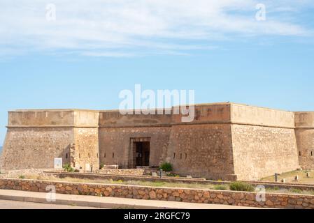 ALMERIA, SPAGNA - 28 MARZO 2023 Castillo de Guardias Viejas, un castello situato nella città di Los Banos de Guardias Viejas, nel comune di El EJ Foto Stock