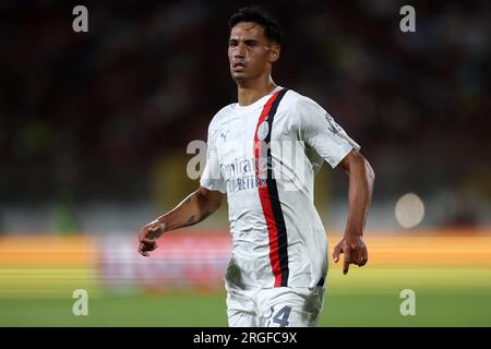 Monza, Italia. 8 agosto 2023. Tijjani Reijnders dell'AC Milan guarda al Trofeo Silvio Berlusconi tra AC Monza e AC Milan all'UPower Stadium l'8 agosto 2023 a Monza, Italia crediti: Marco Canoniero/Alamy Live News Foto Stock