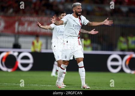 Monza, Italia. 8 agosto 2023. Olivier Giroud dell'AC Milan gestures durante la partita del trofeo Silvio Berlusconi tra AC Monza e AC Milan all'UPower Stadium l'8 agosto 2023 a Monza, Italia crediti: Marco Canoniero/Alamy Live News Foto Stock