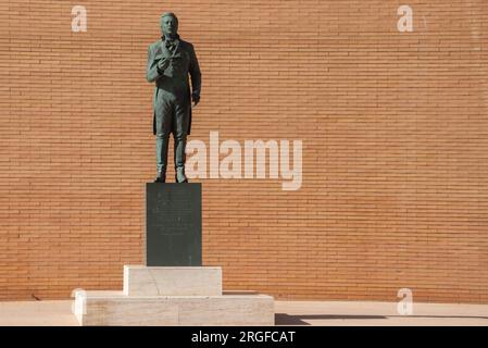 ALMERIA, SPAGNA - 28 MARZO 2023 Monumento eretto in memoria di Alfredo Kraus, cantante e tenore spagnolo, situato in Plaza Alfredo Kraus, Almeria, Spagna Foto Stock