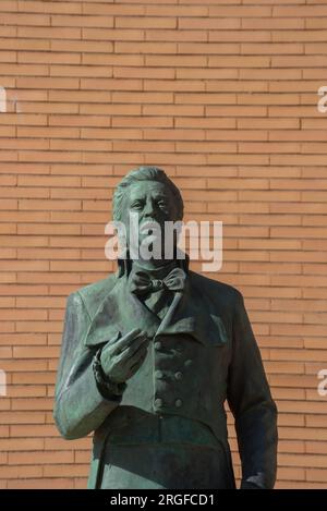 ALMERIA, SPAGNA - 28 MARZO 2023 Monumento eretto in memoria di Alfredo Kraus, cantante e tenore spagnolo, situato in Plaza Alfredo Kraus, Almeria, Spagna Foto Stock