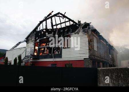 Wintzenheim, Francia. 9 agosto 2023. I vigili del fuoco spengono un incendio in una sistemazione per le vacanze. Undici persone erano scomparse dopo l'incendio. Secondo il ministro degli interni francese Darmanin, il sito ospita persone disabili. La prefettura ha scritto che un gruppo di adulti di Nancy stava soggiornando al rifugio per le vacanze. Credito: Patrick Kerber/dpa/Alamy Live News Foto Stock