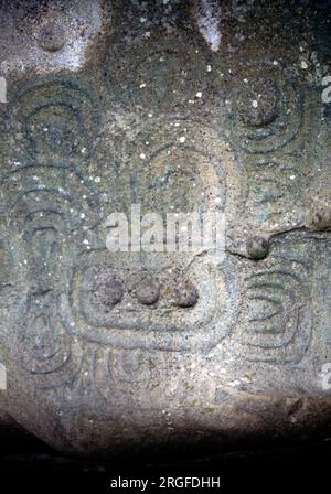 Nella contea di Meath, Irlanda Newgrange antico luogo di sepoltura di roccia scolpiti dettaglio Foto Stock