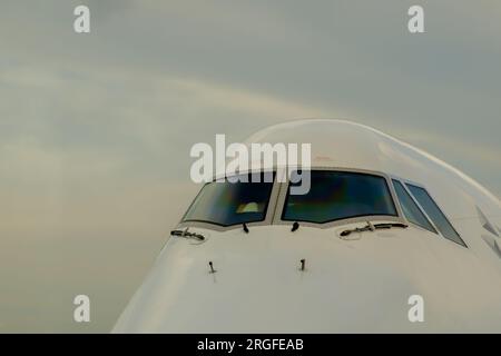 Vista del naso e del finestrino del cockpit di un Boeing 747 all'aeroporto di Monaco di Baviera in Germania Foto Stock