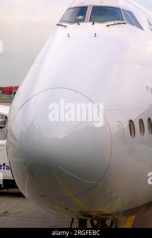 Vista del naso e del finestrino del cockpit di un Boeing 747 all'aeroporto di Monaco di Baviera in Germania Foto Stock