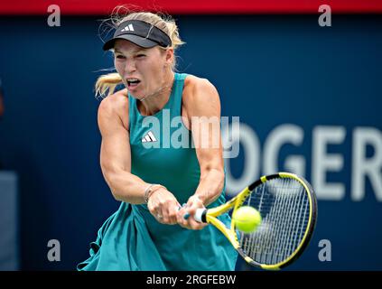 Montreal, Canada. 8 agosto 2023. Caroline Wozniacki, danese, restituisce il pallone a Kimberly Birrell, in Australia, durante una partita di singolare femminile al National Bank Open 2023 a Montreal, Canada, 8 agosto 2023. Crediti: Andrew Soong/Xinhua/Alamy Live News Foto Stock