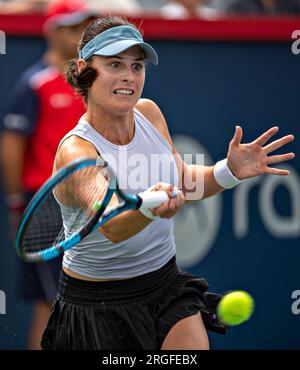 Montreal, Canada. 8 agosto 2023. Kimberly Birrell, australiana, restituisce il pallone a Caroline Wozniacki, della Danimarca, durante una partita di singolare femminile al National Bank Open 2023 a Montreal, Canada, 8 agosto 2023. Crediti: Andrew Soong/Xinhua/Alamy Live News Foto Stock