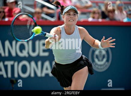 Montreal, Canada. 8 agosto 2023. Kimberly Birrell, australiana, restituisce il pallone a Caroline Wozniacki, della Danimarca, durante una partita di singolare femminile al National Bank Open 2023 a Montreal, Canada, 8 agosto 2023. Crediti: Andrew Soong/Xinhua/Alamy Live News Foto Stock