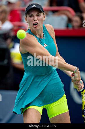 Montreal, Canada. 8 agosto 2023. Caroline Wozniacki, danese, restituisce il pallone a Kimberly Birrell, in Australia, durante una partita di singolare femminile al National Bank Open 2023 a Montreal, Canada, 8 agosto 2023. Crediti: Andrew Soong/Xinhua/Alamy Live News Foto Stock