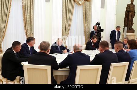 Mosca, Russia. 8 agosto 2023. Il presidente russo Vladimir Putin, centro, commenta mentre ospita un incontro con i capi delle industrie edili al Cremlino, l'8 agosto 2023 a Mosca, in Russia. Crediti: Mikhail Klimentyev/Cremlino Pool/Alamy Live News Foto Stock