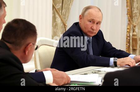 Mosca, Russia. 8 agosto 2023. Il presidente russo Vladimir Putin ascolta durante un incontro con i capi delle industrie edili al Cremlino, l'8 agosto 2023, a Mosca, in Russia. Crediti: Mikhail Klimentyev/Cremlino Pool/Alamy Live News Foto Stock