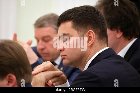 Mosca, Russia. 8 agosto 2023. Il presidente di strana Development Alexander Gaidukov ascolta durante un incontro con i capi delle industrie edili ospitati dal presidente Vladimir Putin al Cremlino, 8 agosto 2023, a Mosca, in Russia. Crediti: Mikhail Klimentyev/Cremlino Pool/Alamy Live News Foto Stock