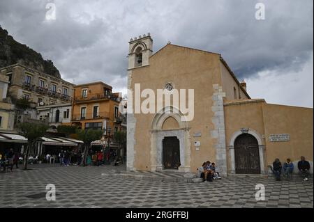 Vista panoramica della Chiesa di Sant'Agostino in stile gotico siciliano, un punto di riferimento storico in Piazza IX aprile a Taormina, Sicilia, Italia. Foto Stock