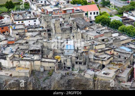 Splendido villaggio di Kagbeni sulle rive del fiume Kaligandaki nell'alta Mustang, Nepal Foto Stock