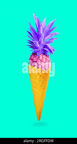 Poster di arte concettuale moderna con cono gelato con ananas tropicale viola-rosa brillante su sfondo ciano vivace. Foto Stock
