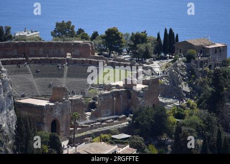 Paesaggio con vista panoramica del Teatro Antico greco-romano di Taormina, un antico punto di riferimento storico di Taormina in Sicilia, Italia. Foto Stock