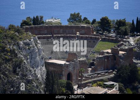 Paesaggio con vista panoramica del Teatro Antico greco-romano di Taormina, un antico punto di riferimento storico di Taormina in Sicilia, Italia. Foto Stock