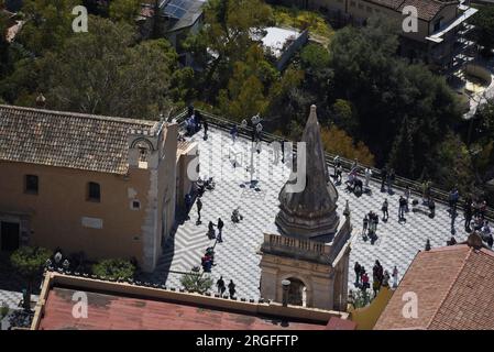 Vista aerea di Piazza IX aprile e della Chiesa di Sant'Agostino in stile gotico siciliano, un punto di riferimento storico in Piazza XI aprile a Taormina. Foto Stock