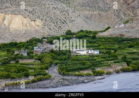 Splendido villaggio di Kagbeni sulle rive del fiume Kaligandaki nell'alta Mustang, Nepal Foto Stock