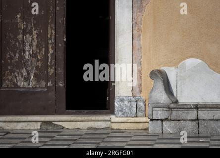 Antico portale ligneo in stile gotico siciliano Chiesa di Sant'Agostino un punto di riferimento storico in Piazza IX aprile a Taormina Sicilia, Italia. Foto Stock