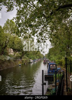 Londra, Regno Unito: Case galleggianti a Blomberg Road Moorings sul Regent's Canal a Londra, parte dell'area conosciuta come Little Venice. Foto Stock