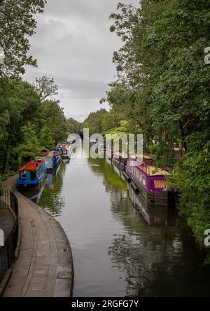 Londra, Regno Unito: Case galleggianti a Blomberg Road Moorings sul Regent's Canal a Londra, parte dell'area conosciuta come Little Venice. Foto Stock