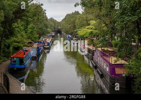 Londra, Regno Unito: Case galleggianti a Blomberg Road Moorings sul Regent's Canal a Londra, parte dell'area conosciuta come Little Venice. Foto Stock