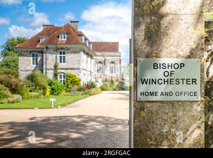 Un cartello all'ingresso del "New" Wolvesey Palace, o Bishop's House, la residenza ufficiale e l'ufficio del vescovo di Winchester, a Winchester, Foto Stock