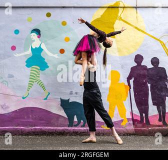 Gifford Park, Edimburgo, Scozia, Regno Unito, 09 agosto 2023. Beats on Pointe all'Edinburgh Festival Fringe: Beats on Pointe ballerini di balletto si esibiscono al murale di Gifford Park di Kate George. Lo spettacolo di danza è una fusione di intrattenimento di danza commerciale che si intreccia con il balletto e la danza di strada, con un cast di talentuosi atleti di danza con break, contemporanei, acrobazie e teatro di danza, nonché spettacoli freestyle. Nella foto: ballerini Kealy Fouracre, Tyrone Anthony. Crediti: Sally Anderson/Alamy Live News Foto Stock