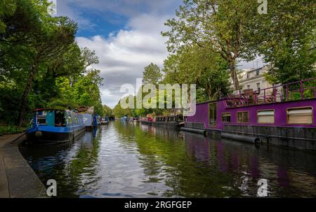 Londra, Regno Unito: Case galleggianti a Blomberg Road Moorings sul Regent's Canal a Londra, parte dell'area conosciuta come Little Venice. Foto Stock