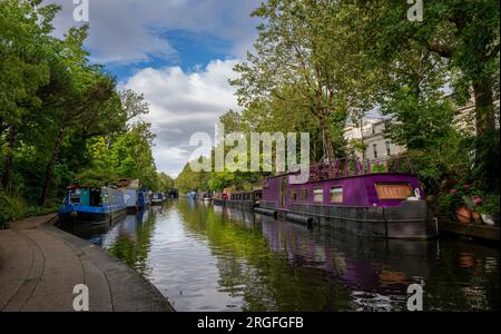 Londra, Regno Unito: Case galleggianti a Blomberg Road Moorings sul Regent's Canal a Londra, parte dell'area conosciuta come Little Venice. Foto Stock