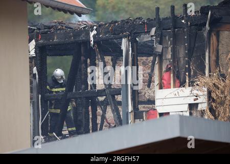 Wintzenheim, Francia. 9 agosto 2023. I vigili del fuoco lavorano sulla scena dell'incidente. Dopo un incendio in una casa vacanze, la polizia francese crede che nove persone siano morte finora. L'incendio scoppiò intorno alle 6.30 in una casa vacanze che aveva ospitato due gruppi di adulti disabili con disabilità mentali lievi che avevano viaggiato da Nancy. Credito: Philipp von Ditfurth/dpa/Alamy Live News Foto Stock