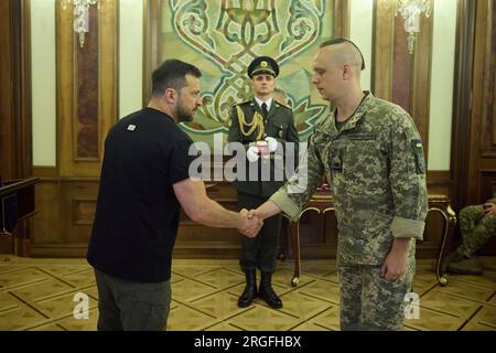 Kiev, Ucraina. 8 agosto 2023. Il presidente ucraino Volodymyr Zelenskyy, a sinistra, presenta medaglie militari ai membri delle forze armate in occasione del giorno delle truppe di segnale al Palazzo Mariinskyi, 8 agosto 2023 a Kiev, Ucraina. Credito: Pool Photo/Ufficio Stampa Presidenziale ucraino/Alamy Live News Foto Stock