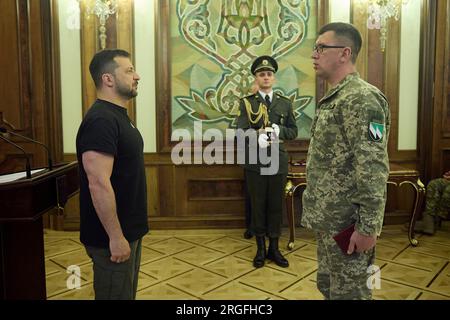 Kiev, Ucraina. 8 agosto 2023. Il presidente ucraino Volodymyr Zelenskyy, a sinistra, presenta medaglie militari ai membri delle forze armate in occasione del giorno delle truppe di segnale al Palazzo Mariinskyi, 8 agosto 2023 a Kiev, Ucraina. Credito: Pool Photo/Ufficio Stampa Presidenziale ucraino/Alamy Live News Foto Stock